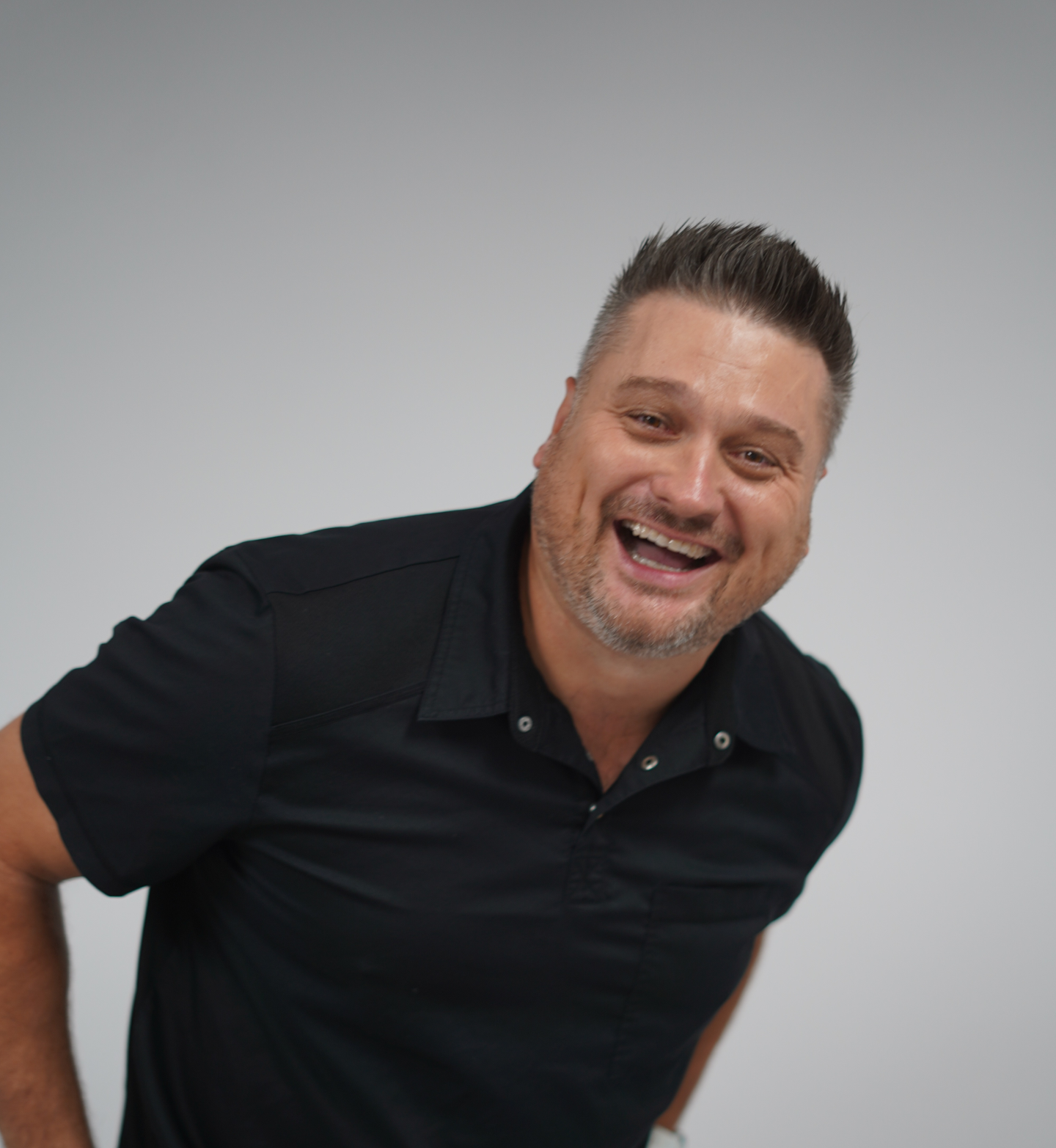 Dr Michał Fuczko od lat zajmuje się ortodoncją i specjalizuje się w leczeniu z użyciem nowoczesnych nakładek ortodontycznych.